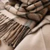 This checkered scarf is warm in autumn and winter. Made of pure cotton, it is simple and versatile, suitable for both men and women Application Scenario